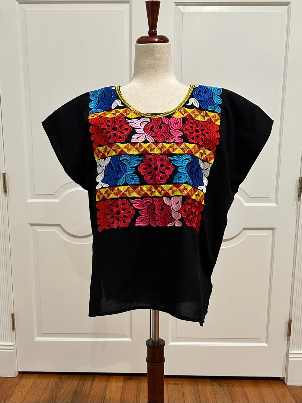Mexican Frida-style blouse. Oaxaca Embroidery top.